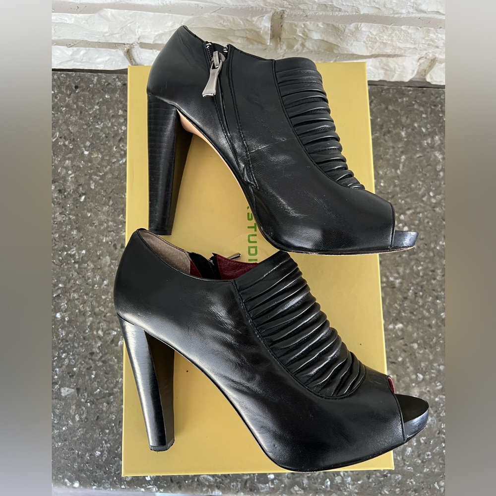 MAX STUDIO Xtend Black Leather Ankle Booties Sz 7